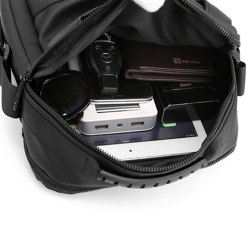 WEPOWER's new large-capacity crossbody bag is a men's casual business travel handbag Application Scenario