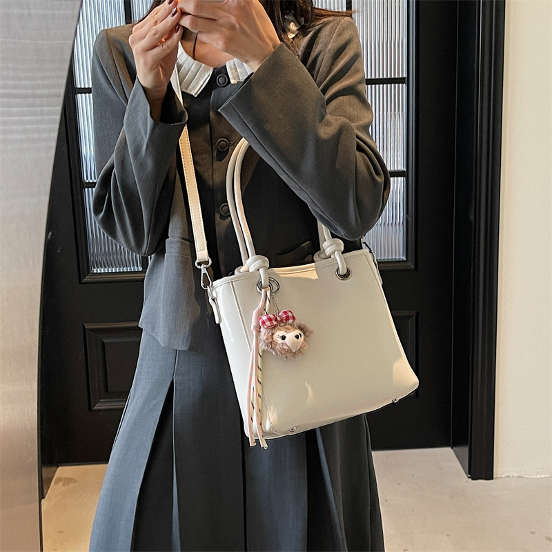 A high-end quality bestseller small bag for women, a new spring 2025 versatile crossbody bag, a fashionable and super popular hand-held bucket bag details Picture