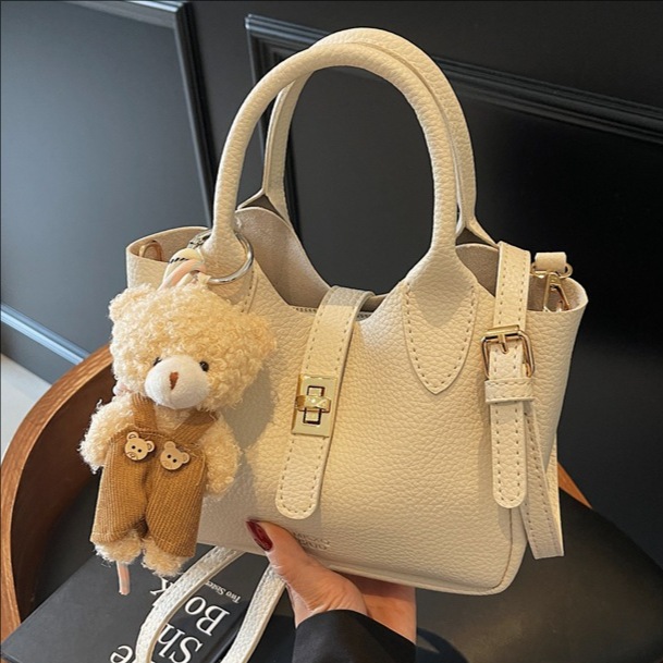 The 2025 new soft leather fashionable commuting hand-held bucket bag is a cute and versatile, stylish and casual single-shoulder crossbody bag full figure