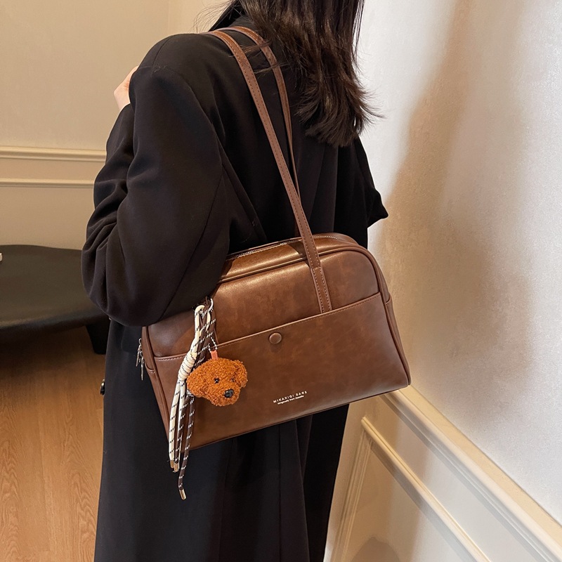 The high-end Maillard commuter bag for women in 2024 is a trendy and fashionable single-shoulder bag with a large capacity Application Scenario