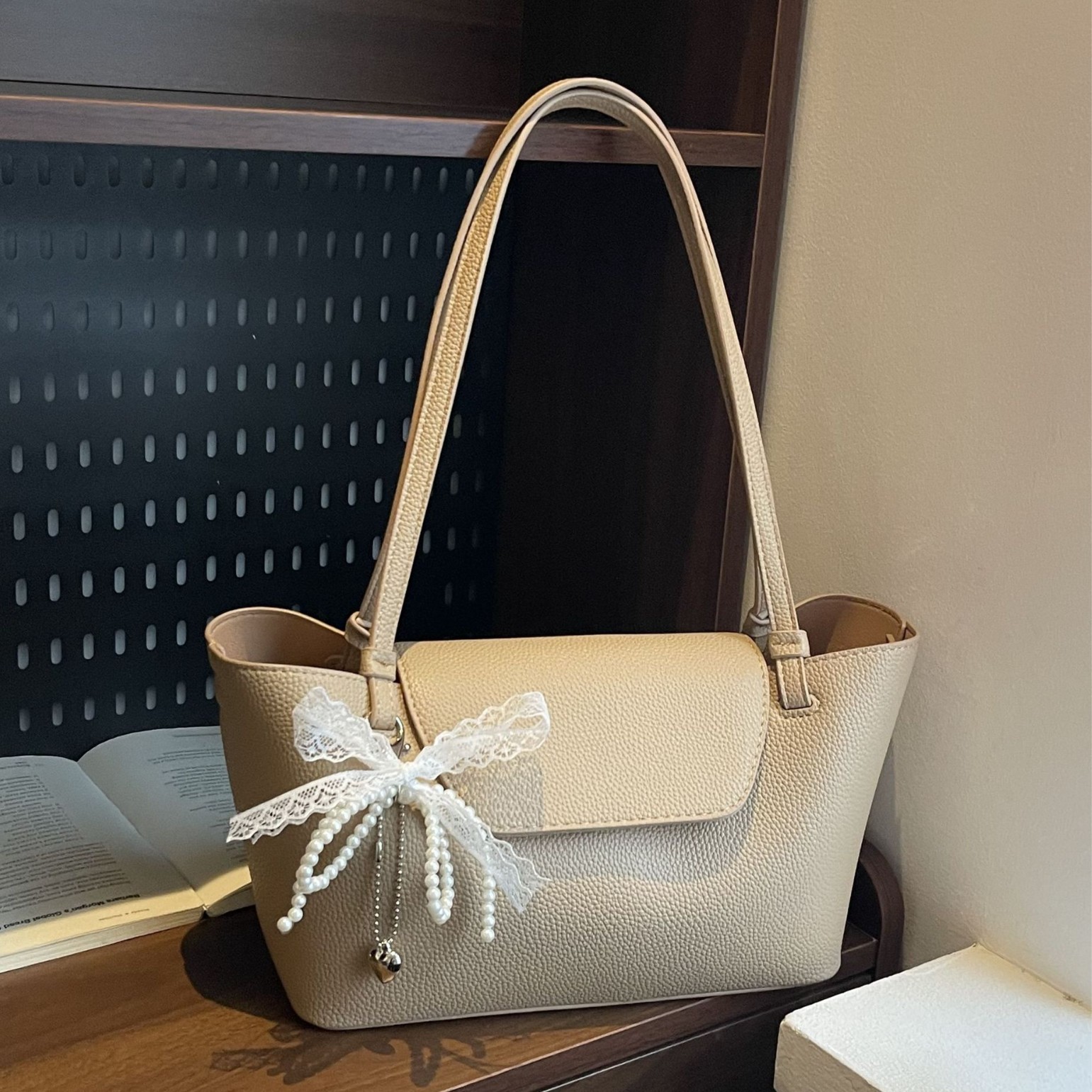 Cross-border retro, niche and versatile commuter tote bag for women, Spring 2025 new style, stylish, large-capacity single-shoulder underarm bag Application Scenario