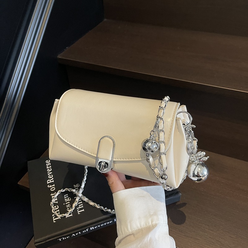 This is a new Korean style, trendy and fashionable, versatile small square bag with a niche design and a crossbody bag details Picture