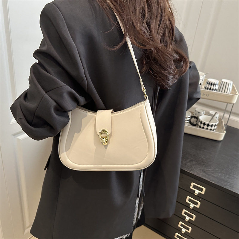 A new summer fashion and versatile single-shoulder, hand-carry and underarm bag for women with a niche design in 2025, a cross-border small square bag details Picture
