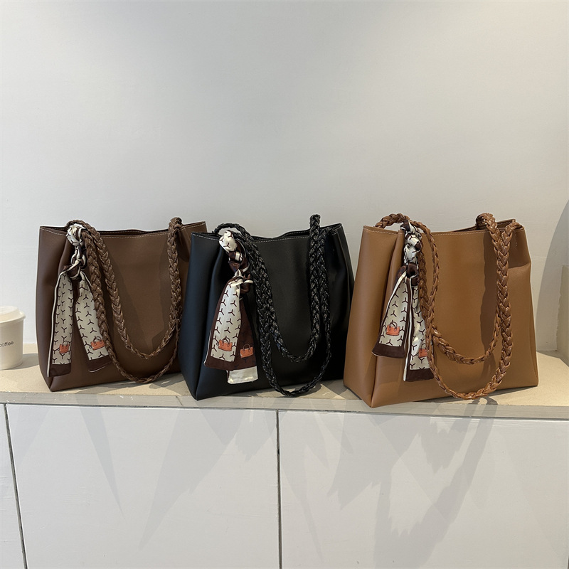 Large-capacity casual 2023 autumn/Winter new style casual fashion solid color retro silk scarf Stylish commuting tote single-shoulder bag Application Scenario