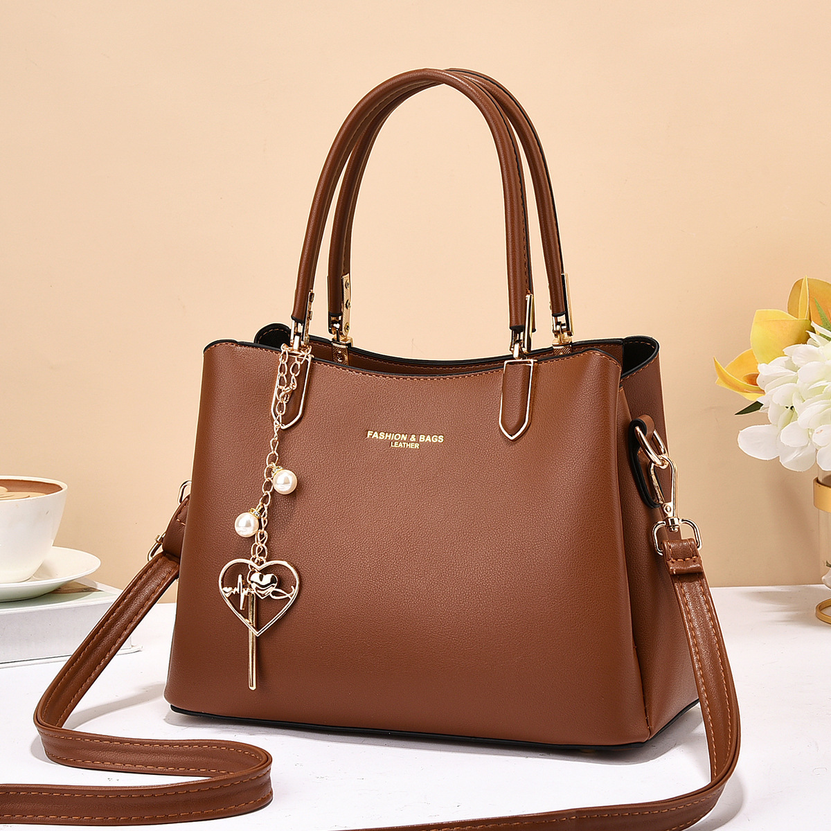 This 2023 new style of handbag is simple, elegant and retro. It's a stylish large-capacity single-shoulder crossbody women's bag for export Application Scenario