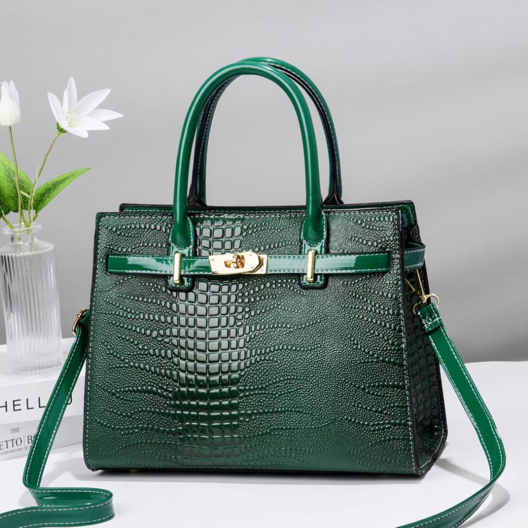 A new 2024 niche design women's bag with a high-end feel and large capacity, a light luxury trendy brand crossbody handbag Specification drawing
