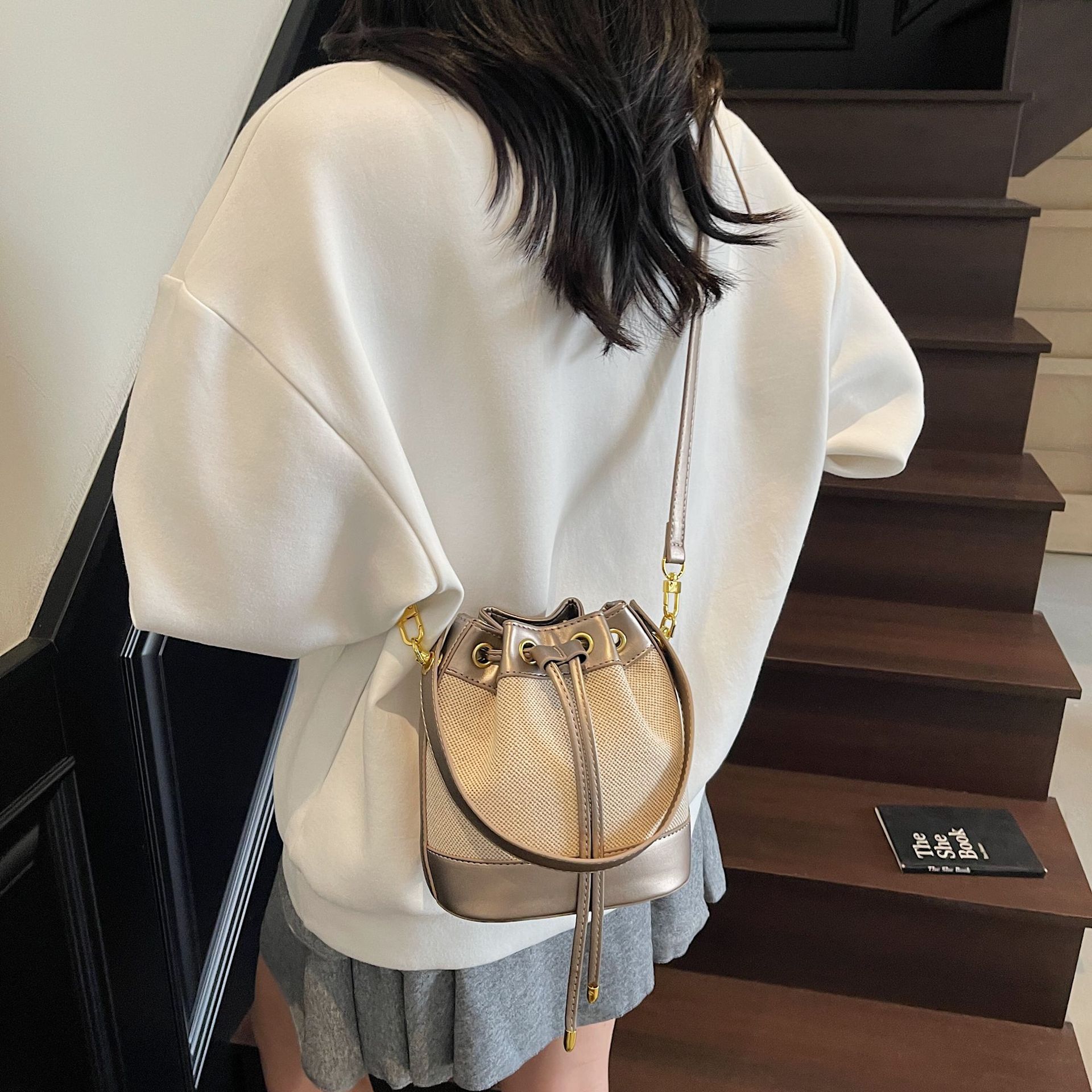 Retro canvas handbag for women, 2025 new niche design bucket bag, simple and versatile single-shoulder crossbody bag for women Specification drawing