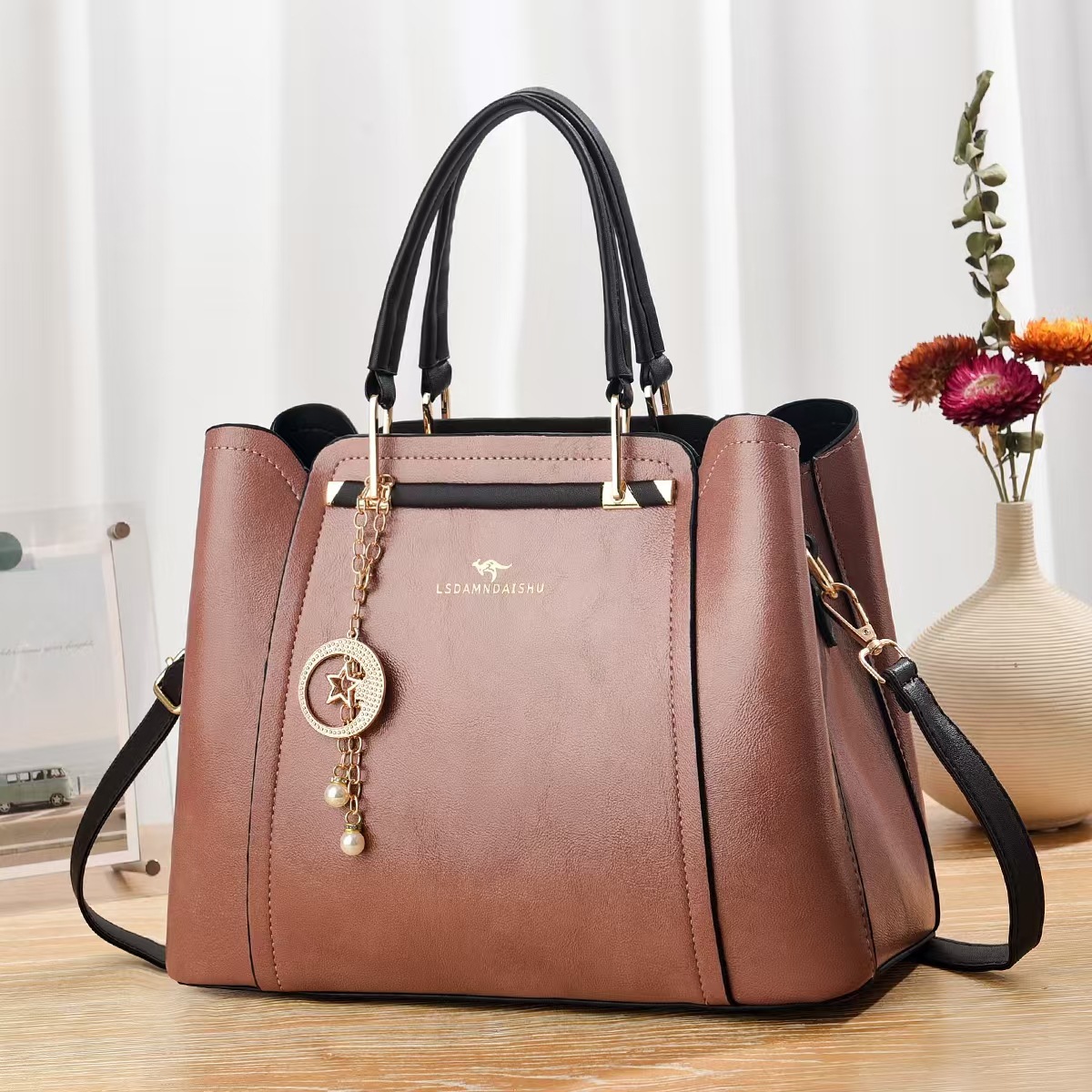 A new multi-layer large-capacity ladies' mom bag, a simple and versatile multi-layer handbag. It's a single-shoulder crossbody bag for moms details Picture