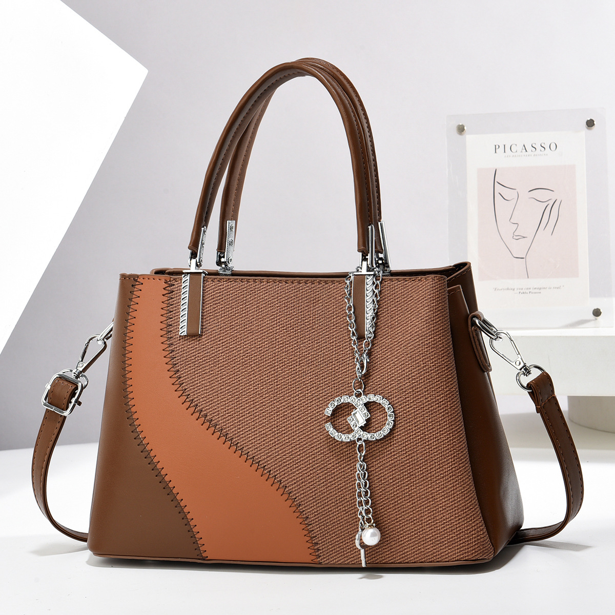 The new fashionable women's bag features a simple and trendy color combination. It is a single-shoulder crossbody bag that is both trendy and stylish, with a practical texture details Picture