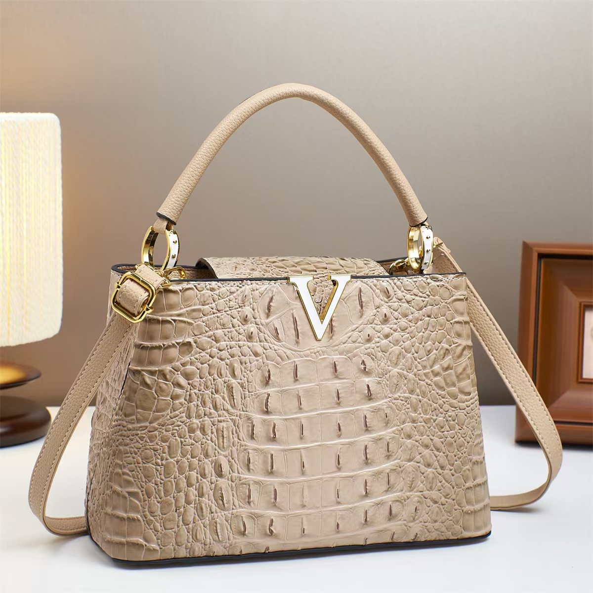 Cross-border foreign trade 2025 Best-selling crocodile pattern V-shaped handbag, large-capacity tote bag, light luxury and high-end single-shoulder bag Application Scenario