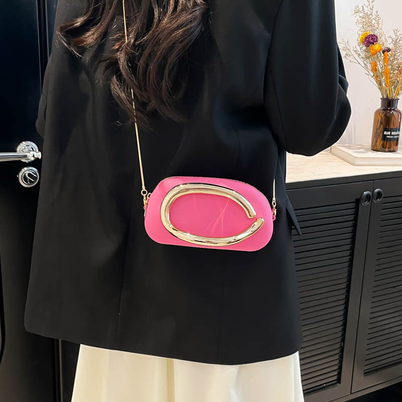 Single-shoulder hand-held women's bag, solid color, large capacity, 2025 new trendy metal handle, personalized evening chain bag details Picture