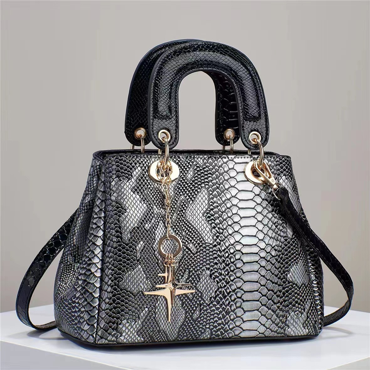 The 2024 new small Chanel-style snake pattern large-capacity, stylish and high-quality single-shoulder crossbody quality bag, cross-border large bag full figure