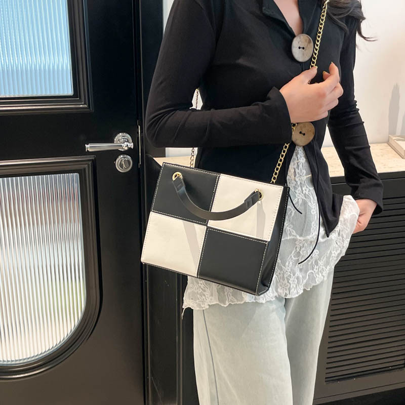 The new Spring/Summer 2025 fashion multi-color large-capacity bag is in vogue this year. The chain hand, shoulder and crossbody small square bag is popular for women Specification drawing
