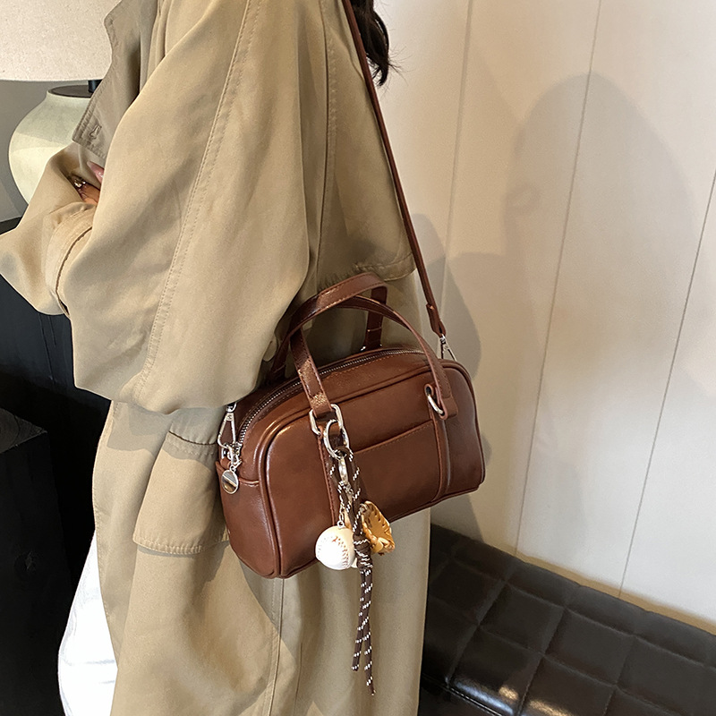 Retro and trendy underarm bag for women, 2024 new stylish large-capacity tote bag, high-end and versatile shoulder bag for work Application Scenario