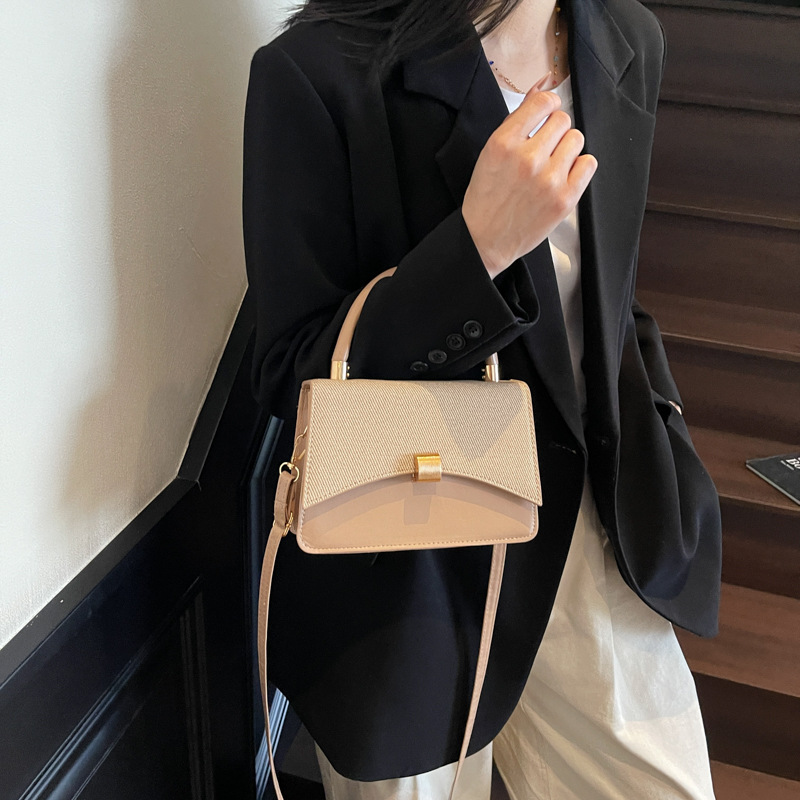 The new Spring 2025 fashionable commuting bag is a versatile single-shoulder crossbody small square bag with a unique and high-quality commuting underarm bag details Picture