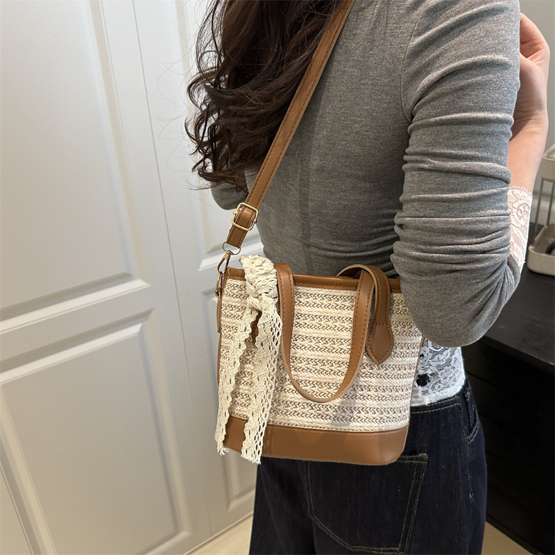 Woven straw handbag for women 2025 new style, high-end texture, niche fashion crossbody bag, single-shoulder bag, bucket bag details Picture