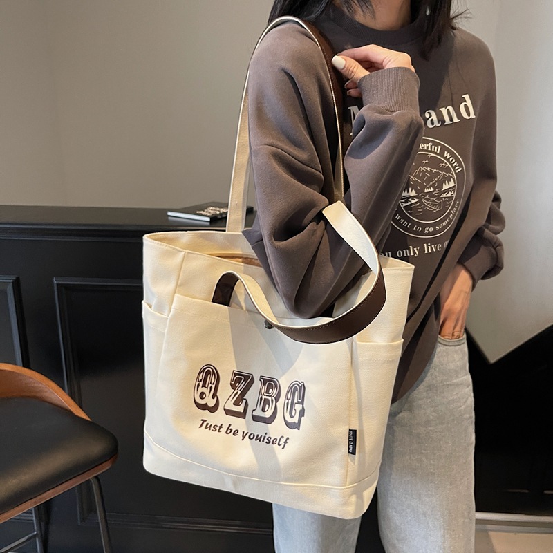 The 2025 new niche design trend single-shoulder bag is fashionable and stylish, with a large capacity crossbody bag and a casual and personalized tote bag details Picture
