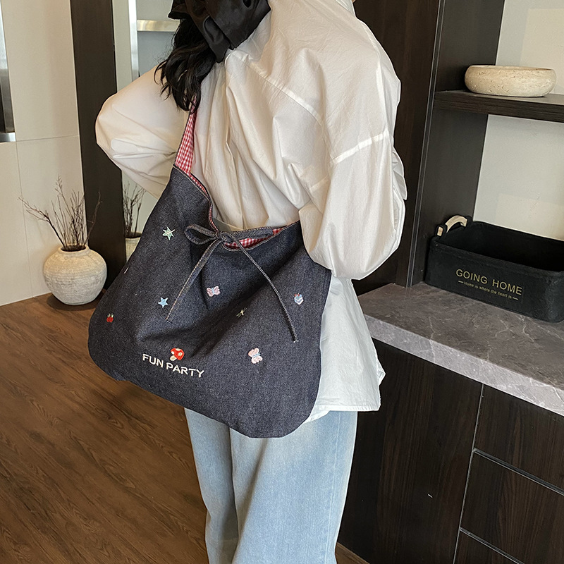Korean-style printed fashionable large-capacity bucket bag for women 2025 new style casual commuting laid-back single-shoulder crossbody bag Application Scenario