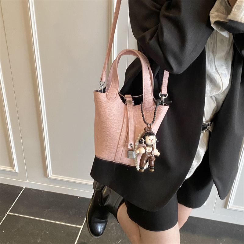 2025 New Korean-style fashionable and high-quality hand-held bucket bag, women's trendy and versatile single-shoulder bag, large-capacity crossbody bag Application Scenario