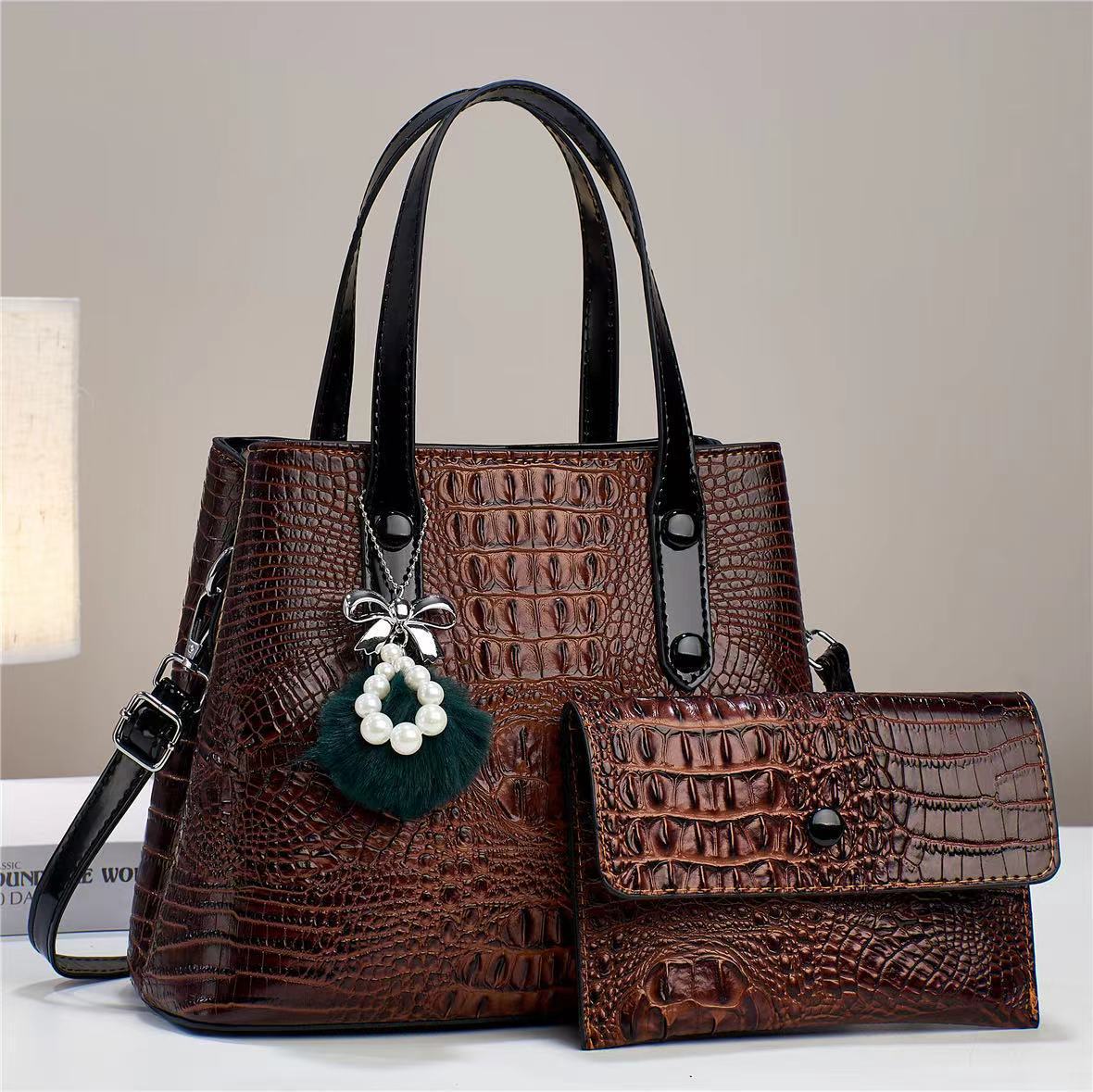 The latest fashionable women's single-shoulder crossbody bag from the manufacturer is versatile and can be carried by hand. It is a bestseller in the 2023 foreign trade winter and a popular large bag for women details Picture