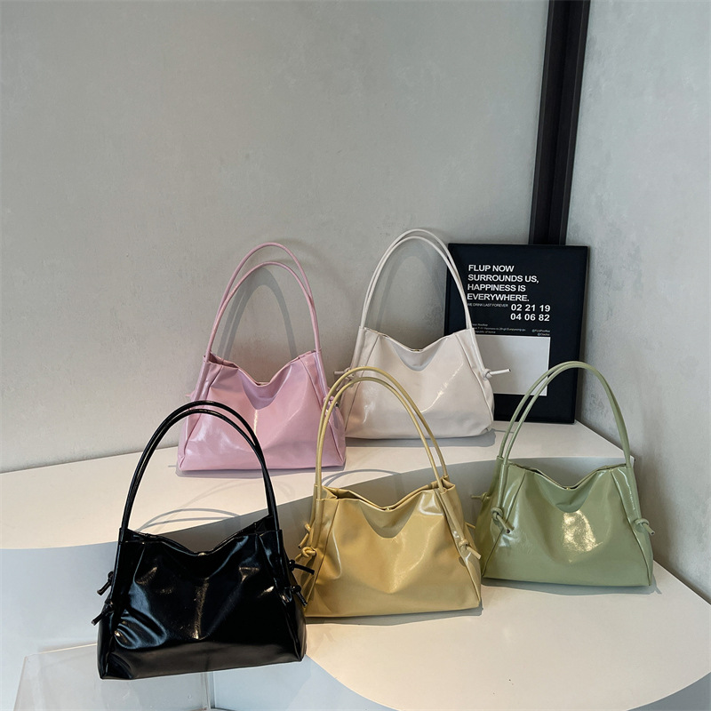 Letter indentation 2025 Spring/Summer New crossbody trendy bag, single-shoulder hand-carry large capacity casual underarm women's bag Application Scenario