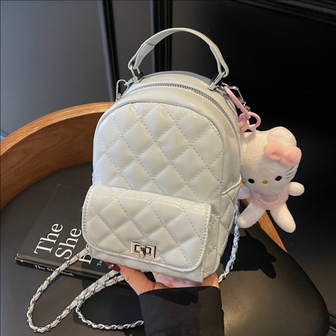 The 2025 summer new stylish and versatile diamond-shaped chain hand-held small backpack is a simple and trendy female chanel-style backpack full figure
