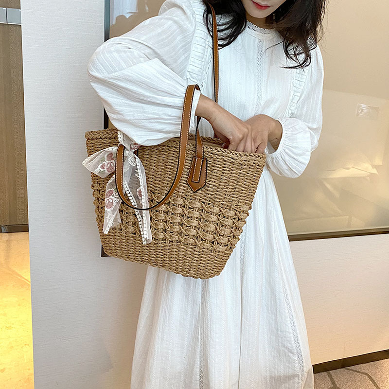 This year, the popular woven small bag for women in 2025 features a niche design, trendy and fashionable handbag, and a casual straw woven bag Application Scenario