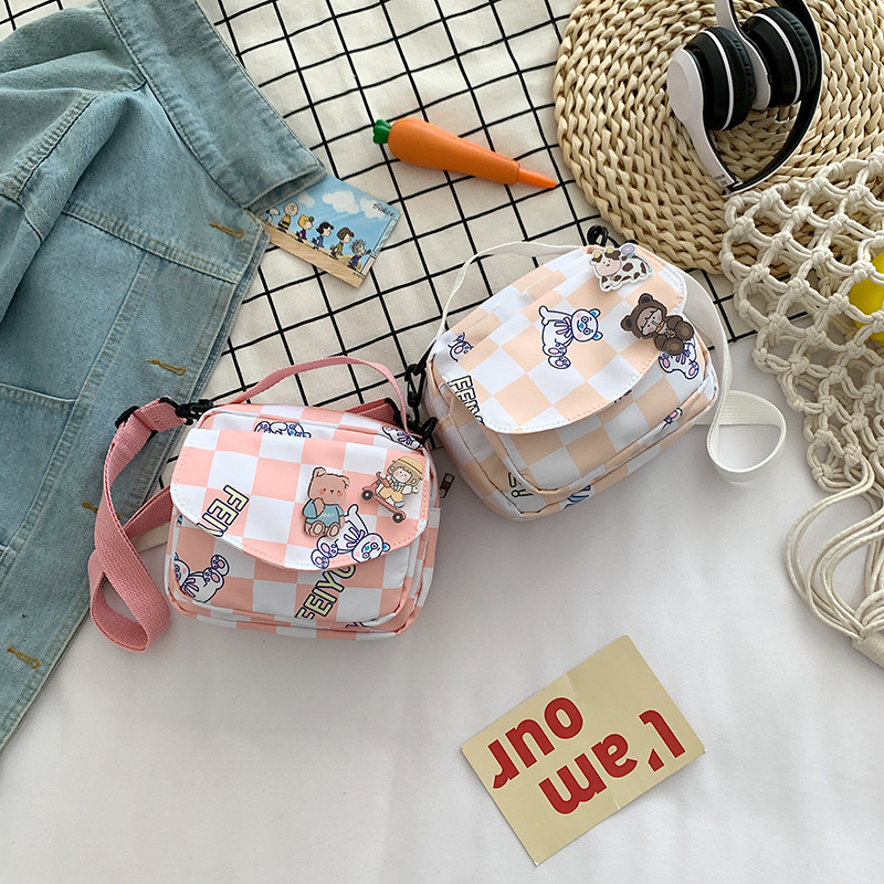 The 2022 new style of the checkered single-shoulder bag for the summer of the "bag Girl" is a fresh and cute black and white checkered small square bag details Picture