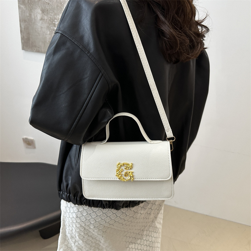 This year, cross-border quality small bags are popular in women's fashion. They are fresh and versatile crossbody bags and small square handbags for commuting details Picture