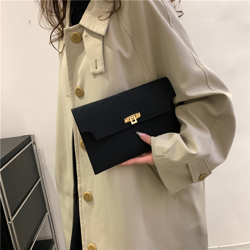 This trendy and fashionable large-capacity hand-held bag is a new winter model for women. It is elegant, casual and fashionable. The envelope is designed for women Application Scenario
