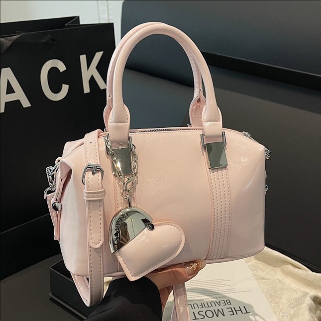 A new, trendy and high-end Boston bag for women in 2025, a niche hand-held commuter single-shoulder crossbody bag full figure