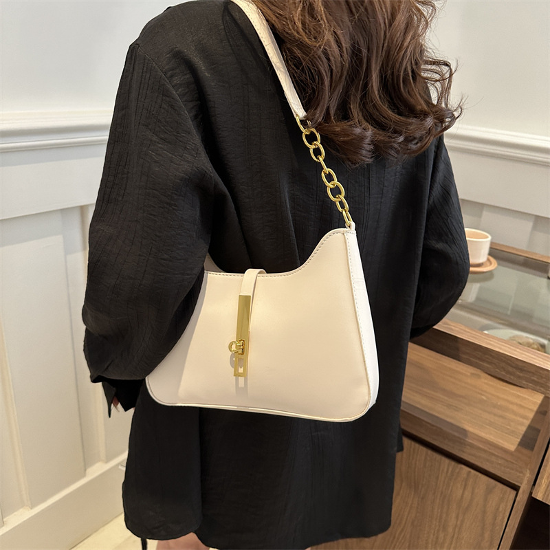 A new Korean-style niche design bag for women's 2023 autumn and winter, featuring a high-quality hand-held and underarm bag that is versatile and fashionable details Picture