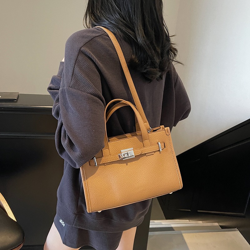 This is a trendy and stylish hand-held Kelly bag with a lychee pattern for women's summer 2025. It's a chic single-shoulder crossbody bag details Picture