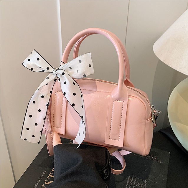 A new Korean version of a trendy and fashionable single-shoulder crossbody bag for women in 2025, featuring a niche design and a high-end feel full figure