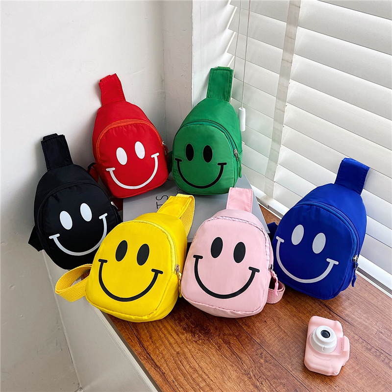 In primary school, she wore a smiling face diagonally. In kindergarten, she had cute loose change and crossed colorful ins. She also had a cute multi-color nylon fabric coin purse for a girl full figure