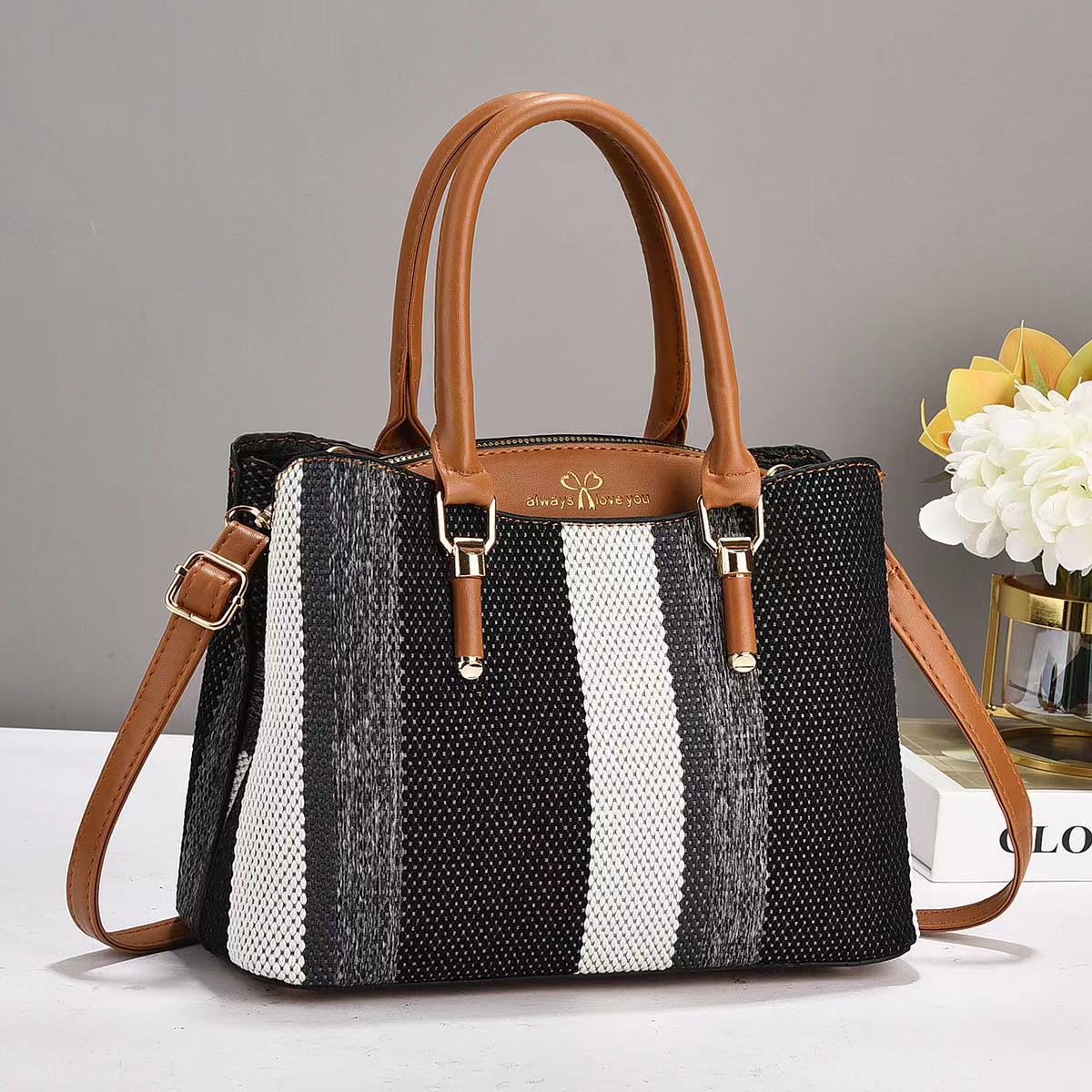 This large-capacity women's commuter handbag is a new 2024 trendy and popular tote bag. It's a large single-shoulder bag for work Application Scenario