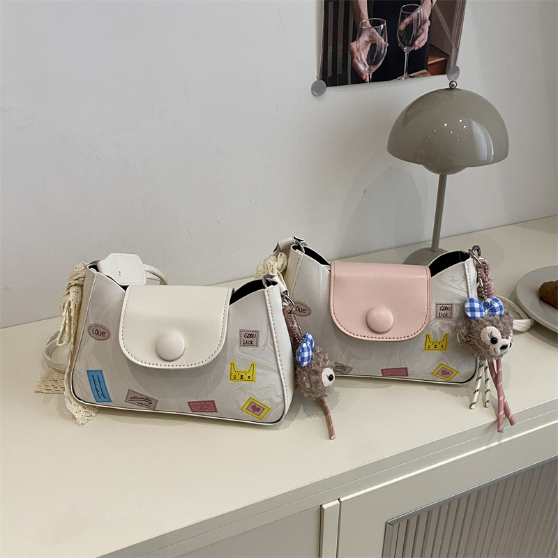 The Korean style commuting small square bag for women 2025 new simple handbag, fashionable and versatile, casual and niche single-shoulder crossbody bag Application Scenario