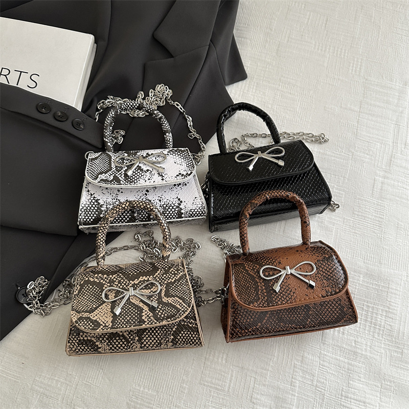 A versatile and high-quality soft leather handbag, a new style of fashionable single-shoulder crossbody bag in 2025, and a unique Korean-style snake pattern small square bag Application Scenario