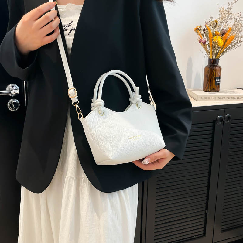 This year, the "Small Bag Women 2025" new style of fashionable single-shoulder crossbody bag is in vogue. It's a versatile commuting crossbody bucket bag details Picture