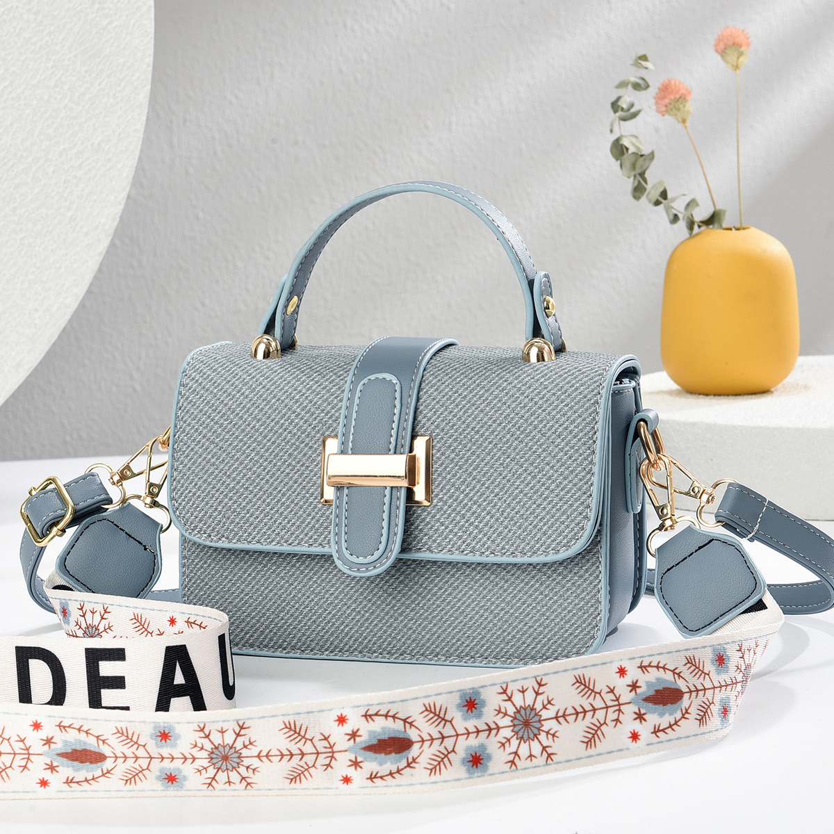 Wholesale popular Instagram wide shoulder strap bag for women, 2025 new Korean version single-shoulder crossbody fashionable fabric pattern small square bag Application Scenario