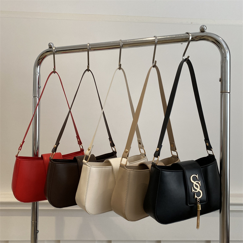Fashionable and simple single-shoulder bag 2025 Spring New style, stylish casual commuting single-shoulder bag, fringed letter underarm bag for women Application Scenario