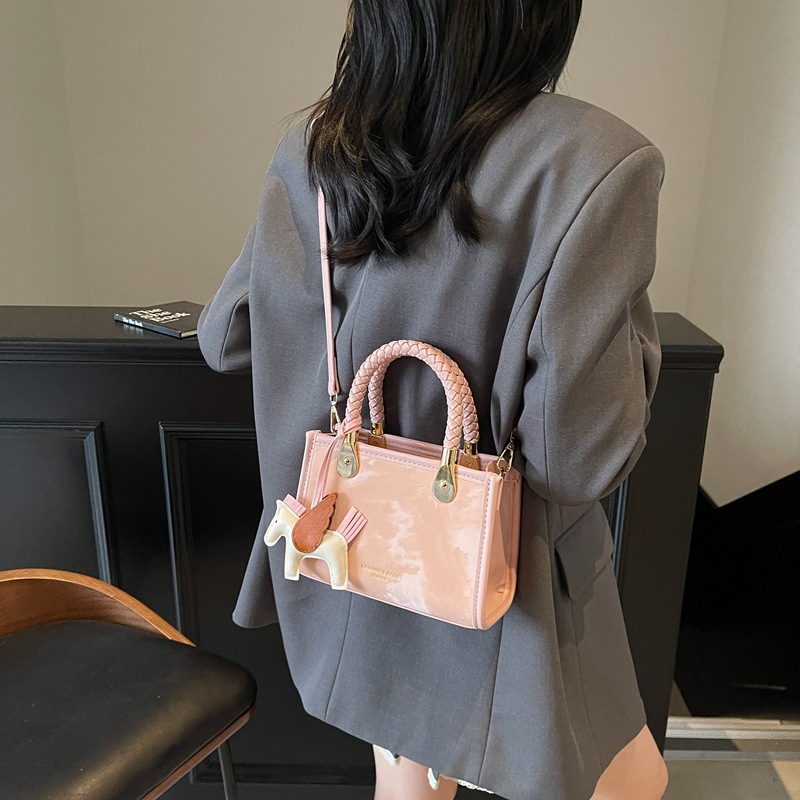 A high-end, stylish and chic hand-held small square bag for women, a new summer 2025 trendy and niche design single-shoulder crossbody bag Specification drawing