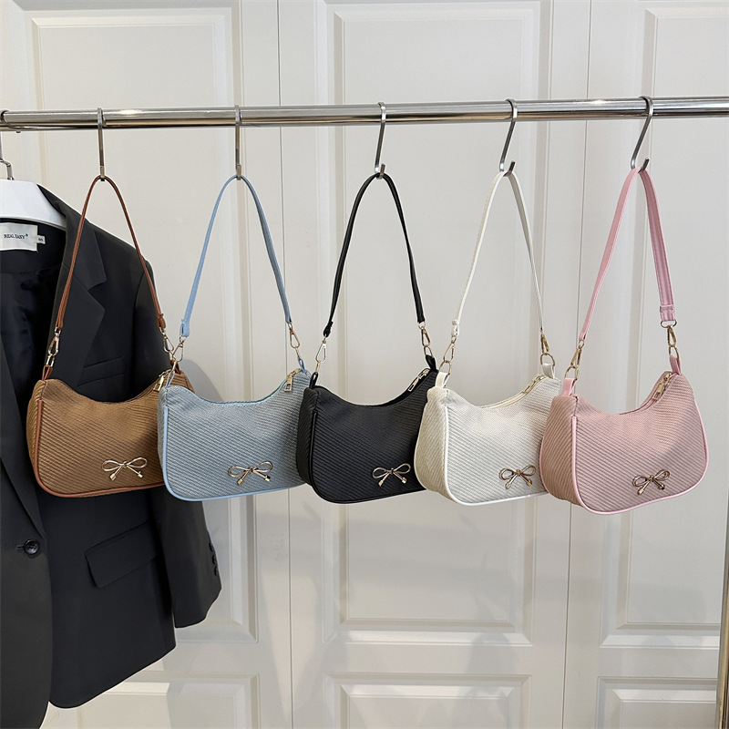 The 2025 new trendy and niche design, simple and fashionable French single-shoulder underarm bag, is lightweight and versatile for commuting ladies Application Scenario