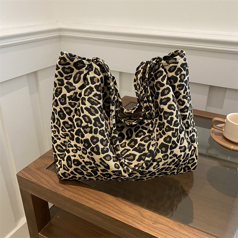 A high-end and versatile student single-shoulder crossbody bag with a retro leopard print lamp core velvet artistic canvas from Korean Instagram full figure