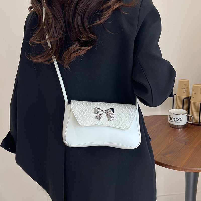 Retro and stylish small bag for women 2025, a trendy and versatile crossbody bag, a fashionable single-shoulder underarm bag for women details Picture