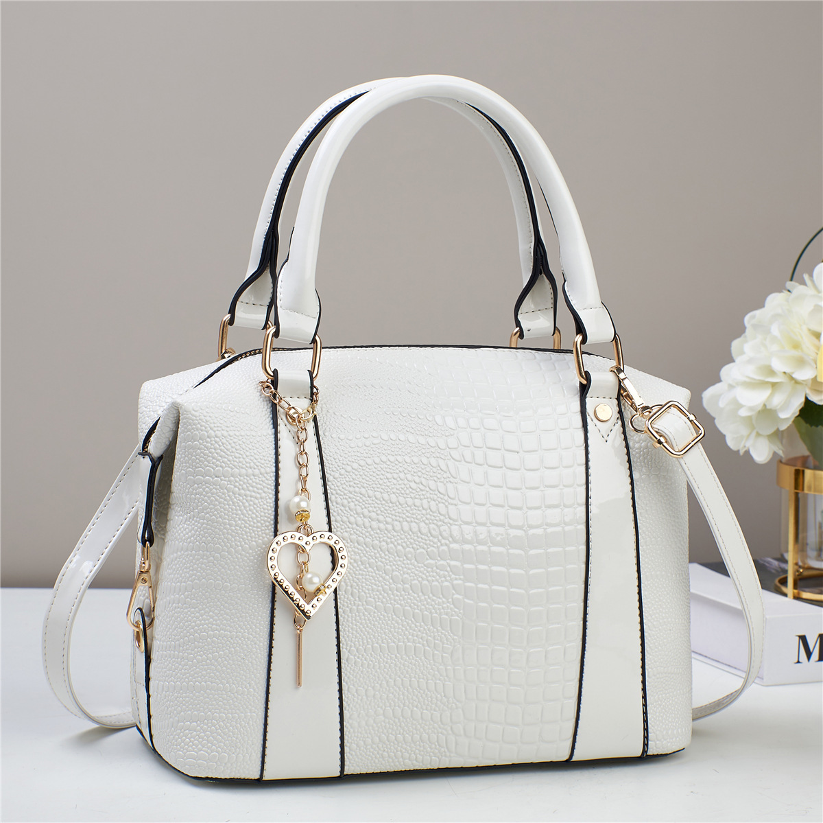The new best-selling hand-held large bag for foreign trade, a must-have women's fashion for 2024, is a single-shoulder crossbody bag that is versatile for women in winter Specification drawing