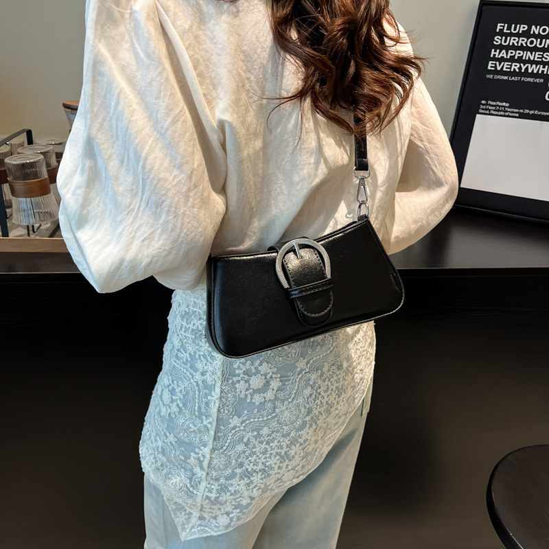 Cross-border French style high-end underarm bag for women 2025 new style casual commuting simple and versatile single-shoulder crossbody bag Application Scenario