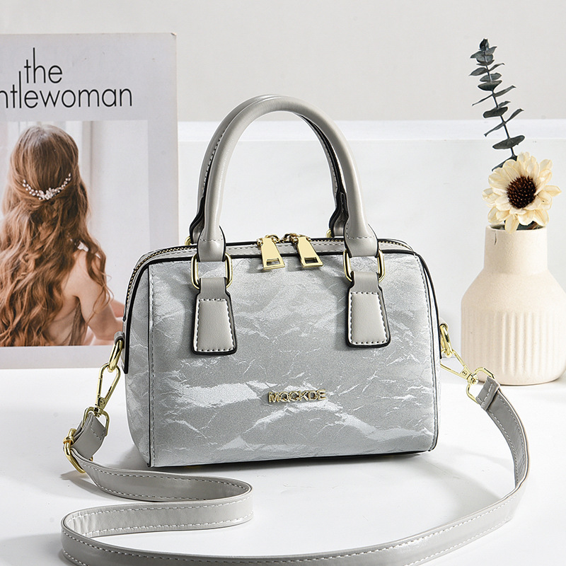 The 2024 new trendy single-shoulder crossbody bag for women is fashionable and versatile. It's a large-capacity bag for middle-aged moms and women Application Scenario