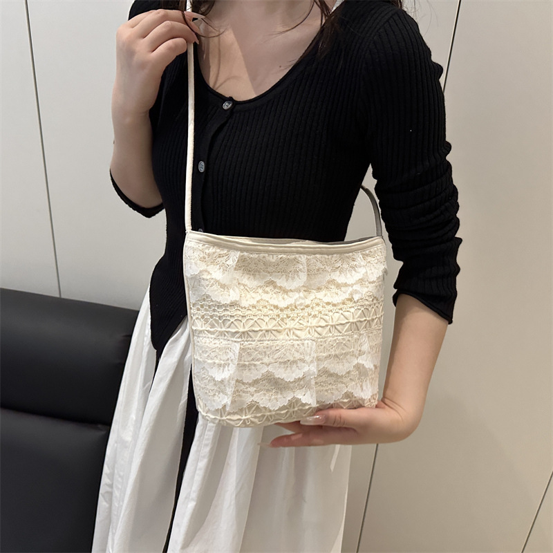 A new 2025 trendy and stylish single-shoulder crossbody bucket bag with a unique and niche cross-border women's bag in ins weaving design Specification drawing