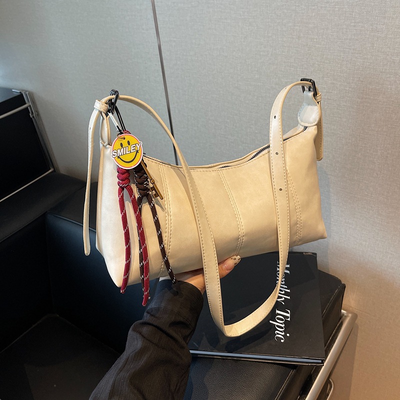 High-end texture retro bag for women, large capacity 2024 new model, niche design, crossbody horn bag, commuting dumpling bag details Picture